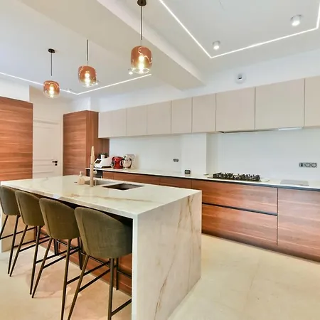 Luxueuse With Pool 7bd14p -